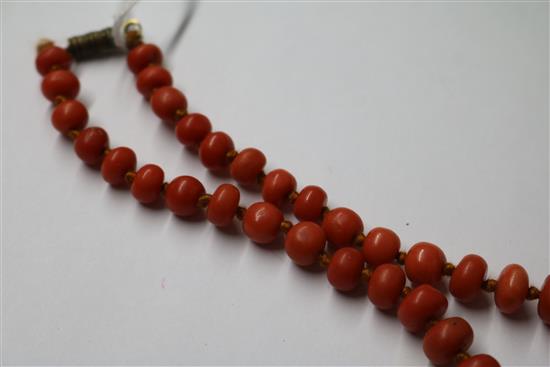 A single strand graduated coral bead necklace, gross weight 54 grams, 40cm.